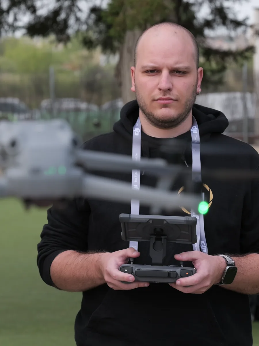 Santiago Morales, creador audiovisual, pilotando un dron DJI en la Región de Murcia